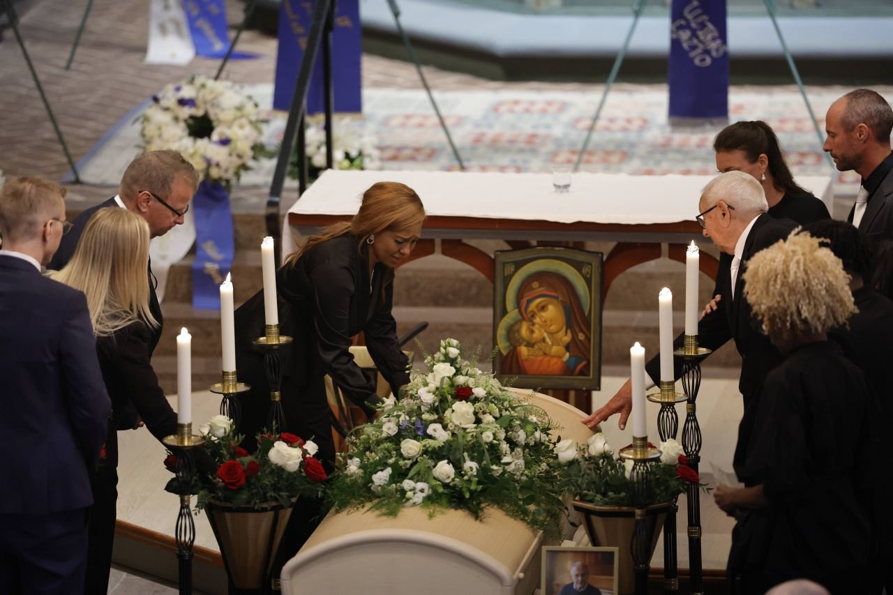 Sven-Goran Eriksson a fost înmormântat. Tatăl său și David Beckham, printre cei 600 de oameni prezenți la funeralii_6