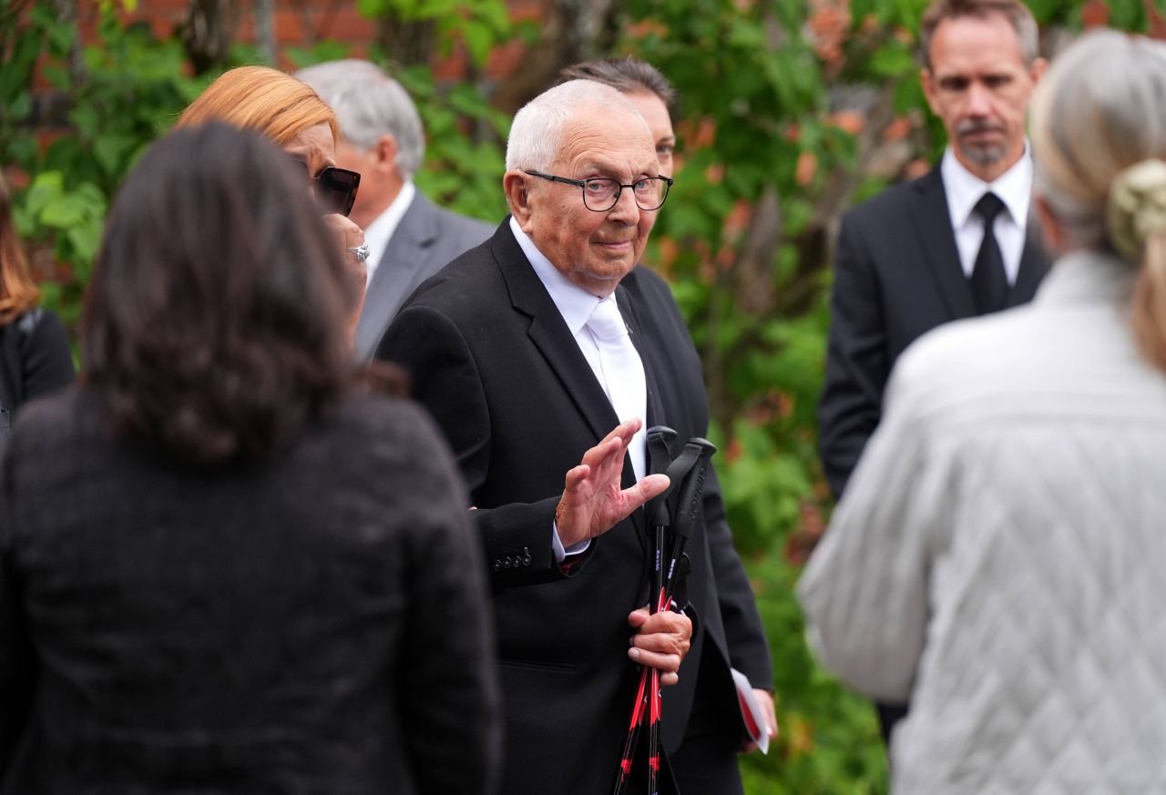 Sven-Goran Eriksson a fost înmormântat. Tatăl său și David Beckham, printre cei 600 de oameni prezenți la funeralii_7