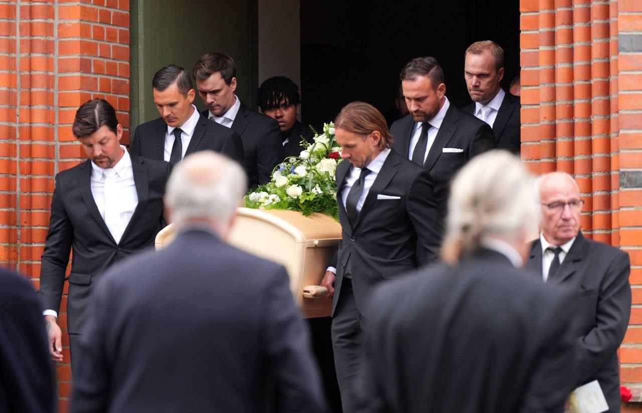 Sven-Goran Eriksson a fost înmormântat. Tatăl său și David Beckham, printre cei 600 de oameni prezenți la funeralii_8