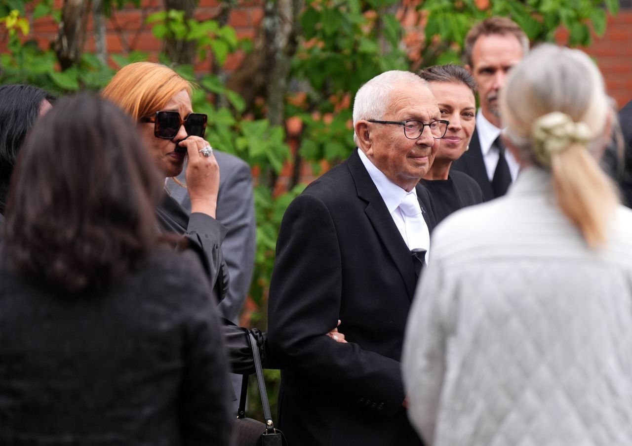 Sven-Goran Eriksson a fost înmormântat. Tatăl său și David Beckham, printre cei 600 de oameni prezenți la funeralii_9