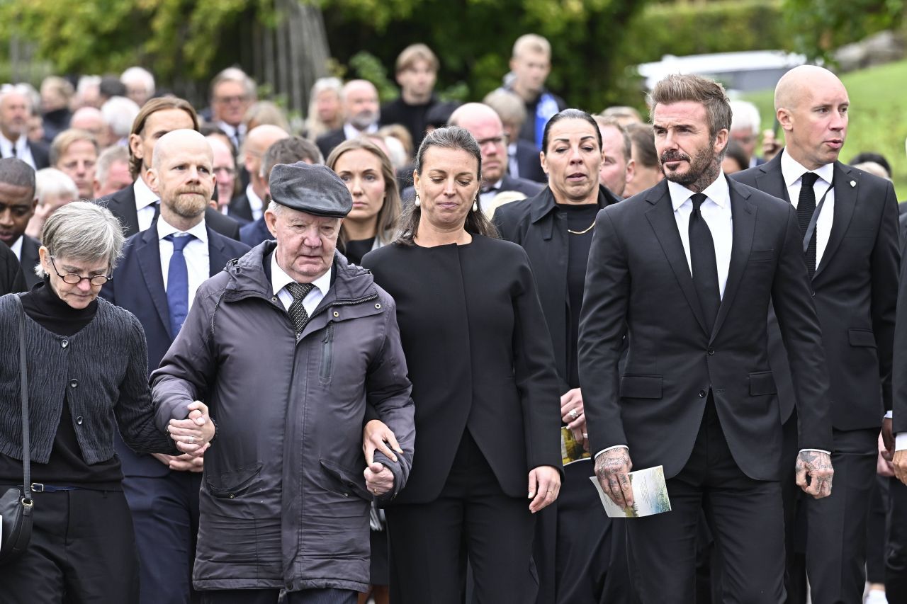 Sven-Goran Eriksson a fost înmormântat. Tatăl său și David Beckham, printre cei 600 de oameni prezenți la funeralii_1