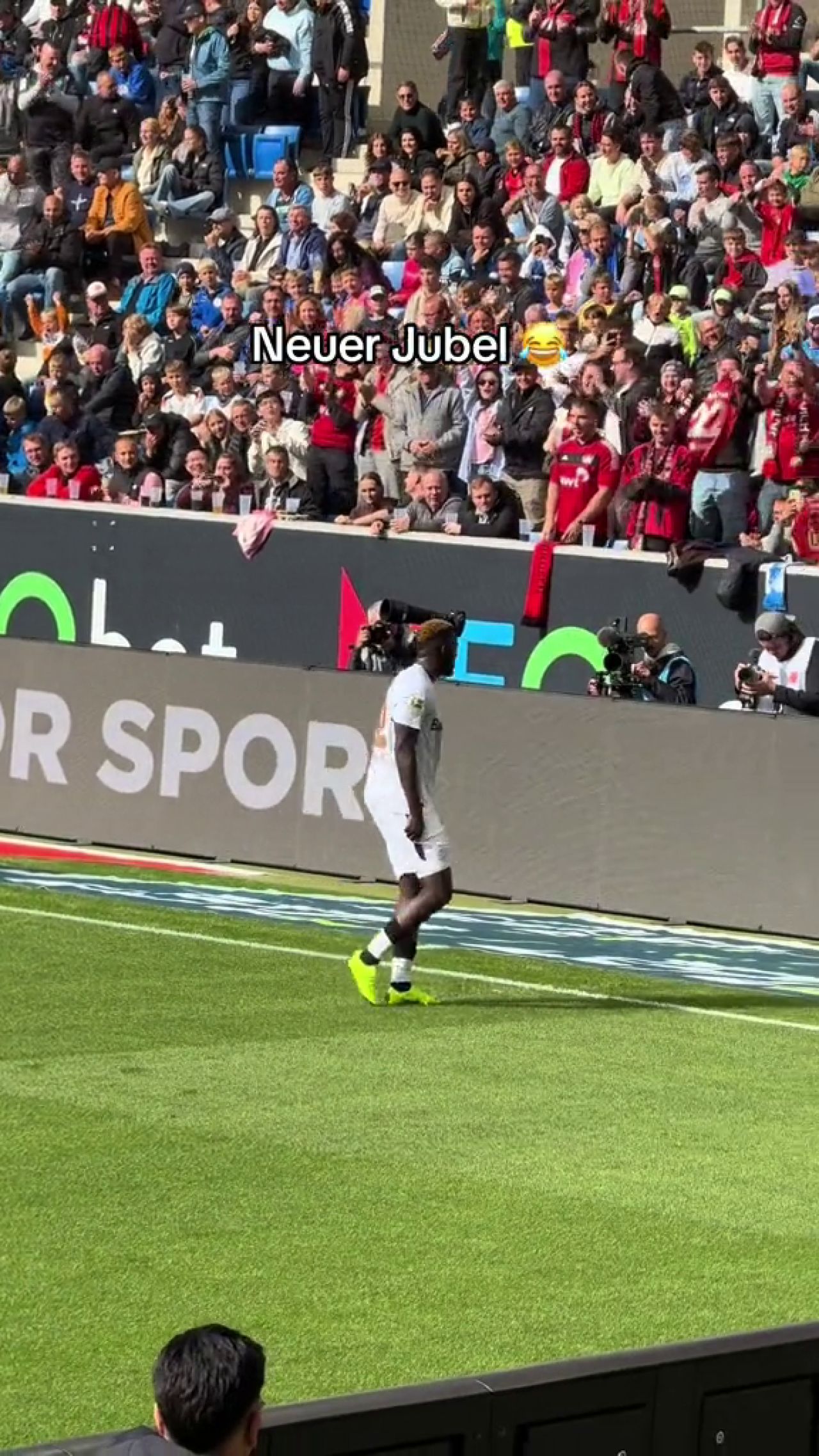 Inedit! Atacantul lui Bayer Leverkusen și-a dat pantalonii jos după ce a înscris o