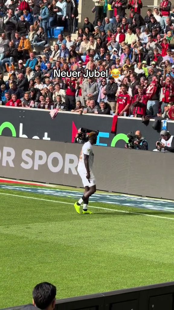 Inedit! Atacantul lui Bayer Leverkusen și-a dat pantalonii jos după ce a înscris o
