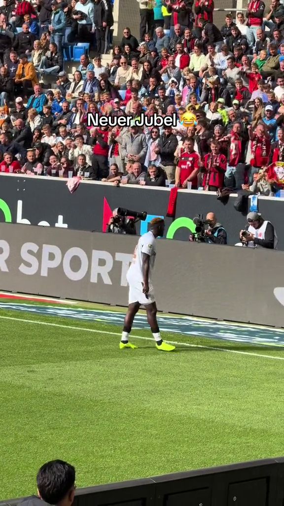 Inedit! Atacantul lui Bayer Leverkusen și-a dat pantalonii jos după ce a înscris o
