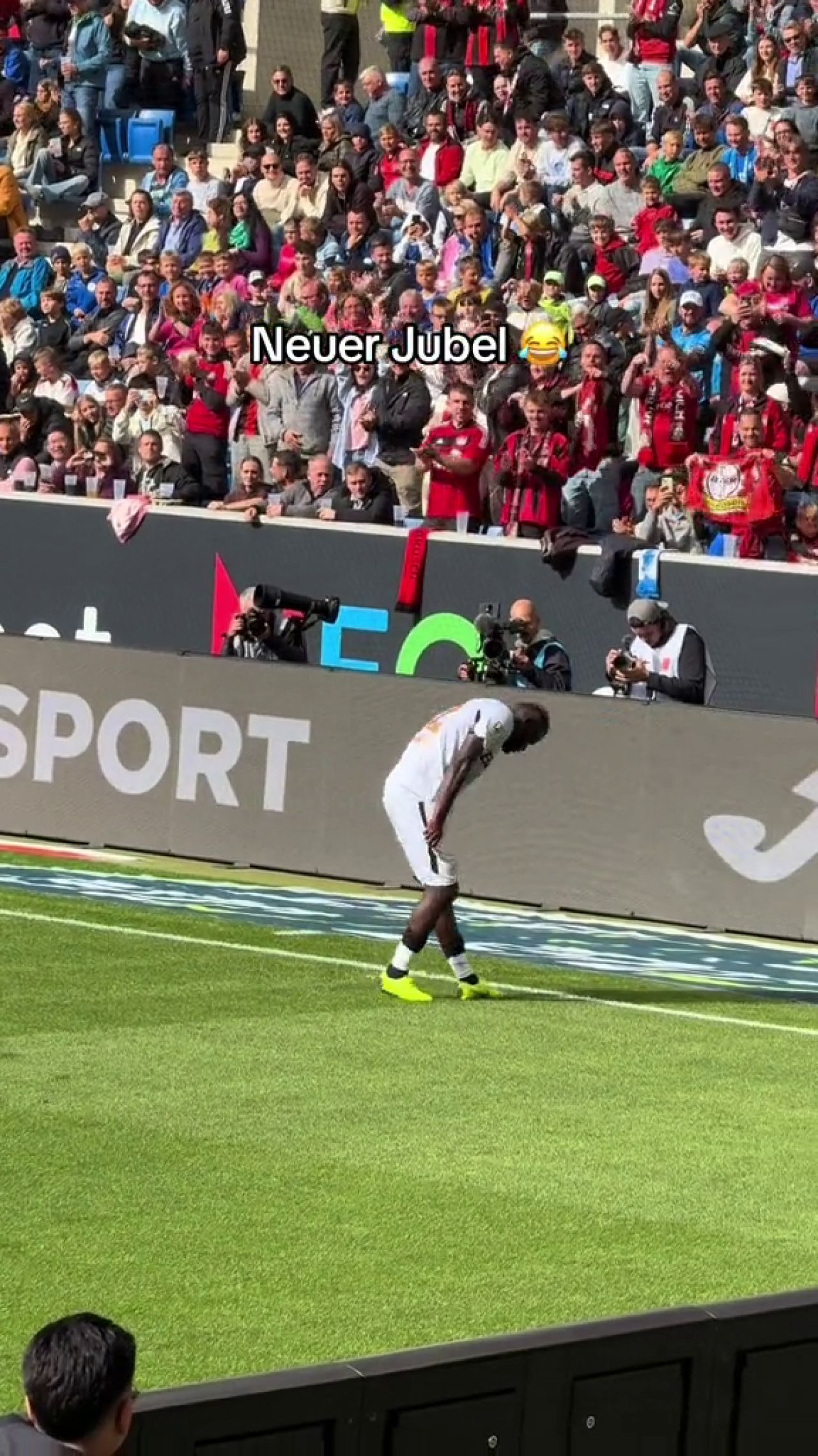 Inedit! Atacantul lui Bayer Leverkusen și-a dat pantalonii jos după ce a înscris o