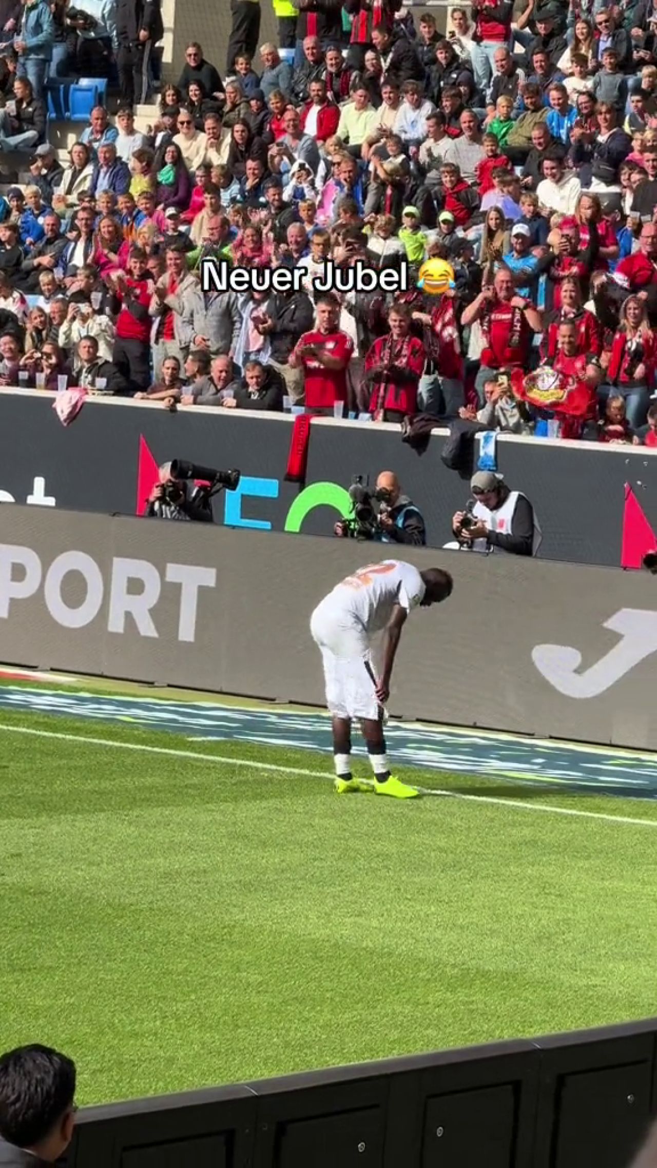 Inedit! Atacantul lui Bayer Leverkusen și-a dat pantalonii jos după ce a înscris o