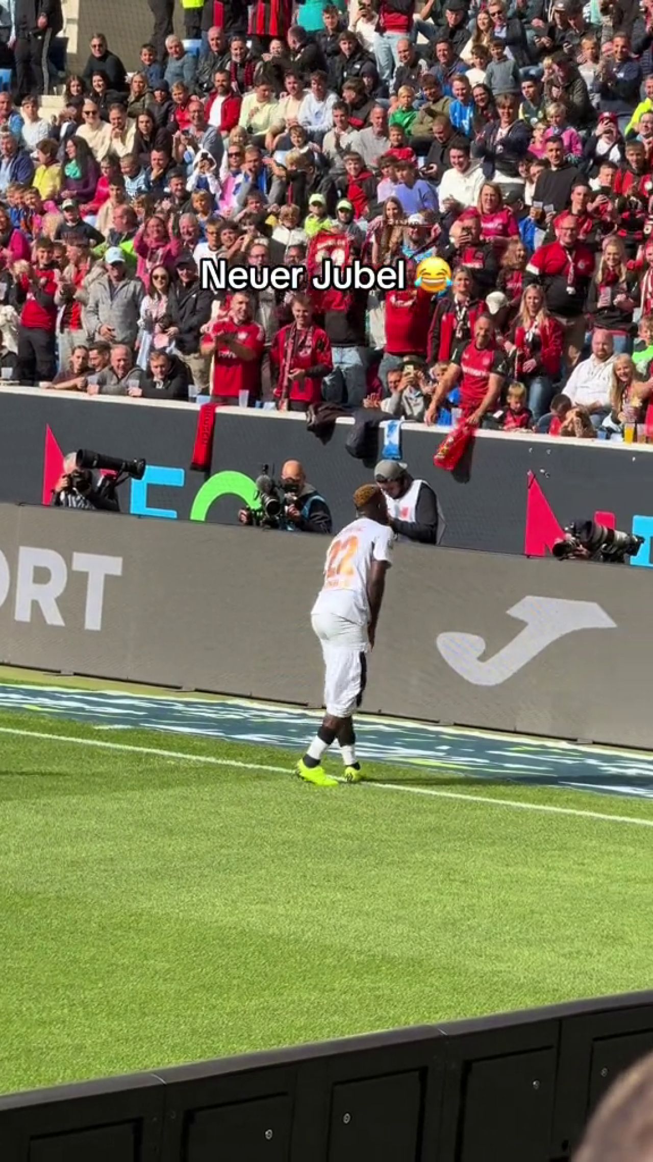 Inedit! Atacantul lui Bayer Leverkusen și-a dat pantalonii jos după ce a înscris o