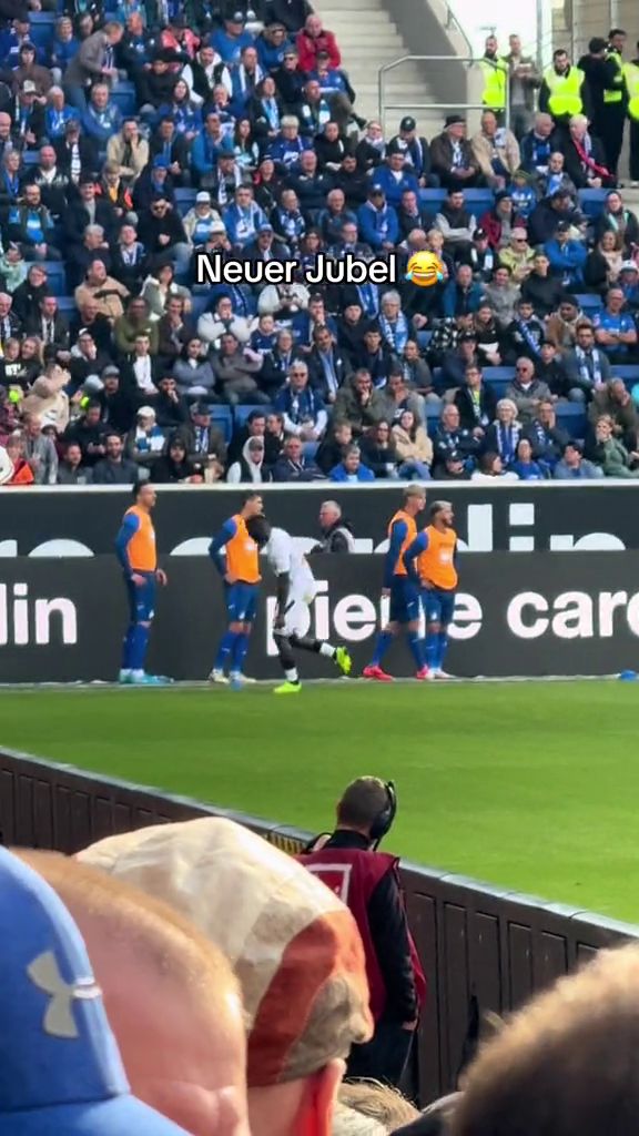 Inedit! Atacantul lui Bayer Leverkusen și-a dat pantalonii jos după ce a înscris o