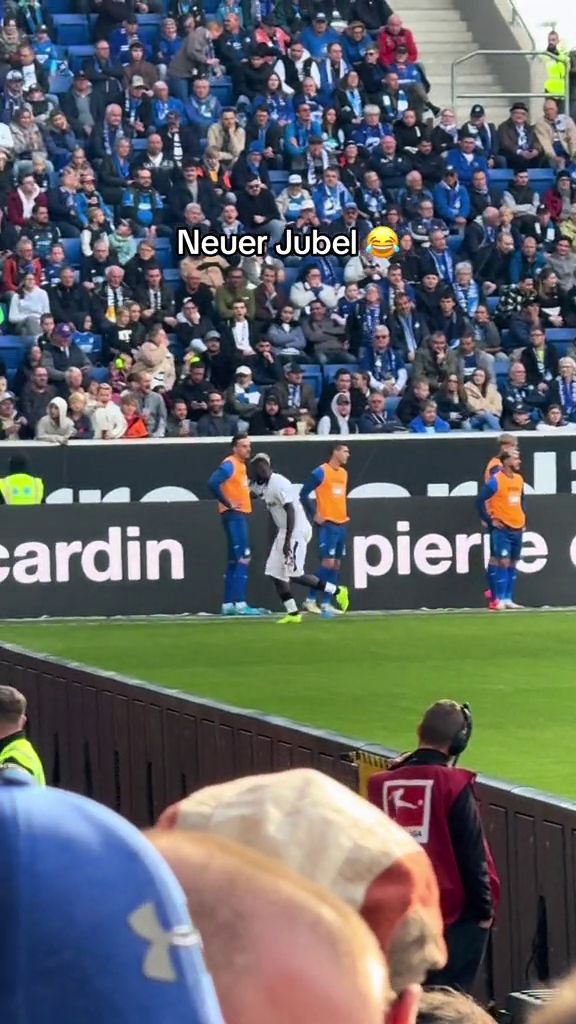 Inedit! Atacantul lui Bayer Leverkusen și-a dat pantalonii jos după ce a înscris o