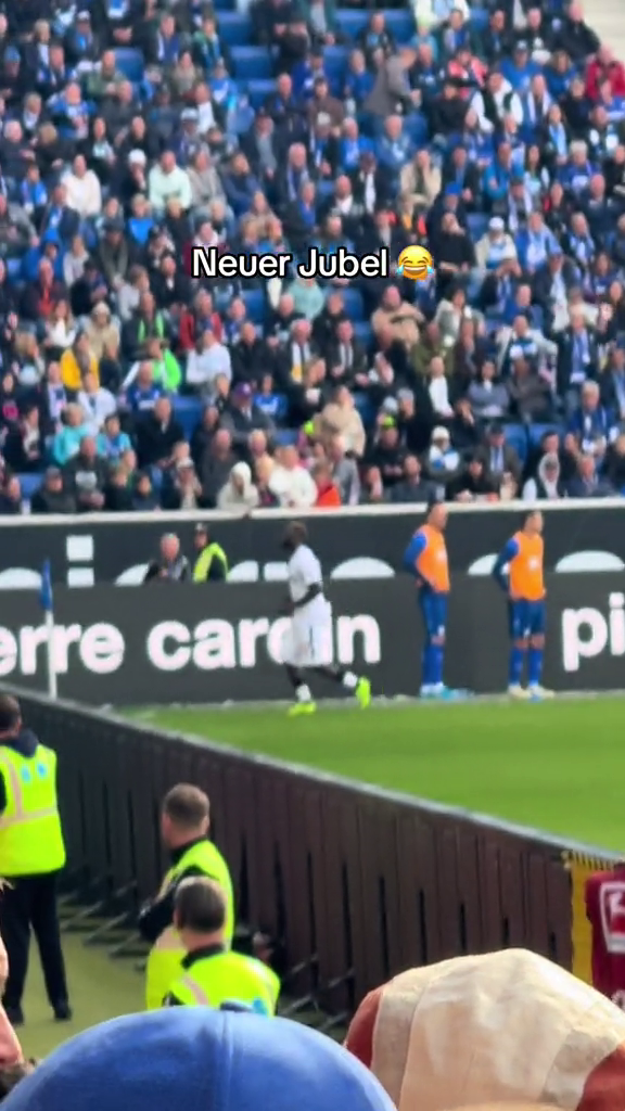 Inedit! Atacantul lui Bayer Leverkusen și-a dat pantalonii jos după ce a înscris o 