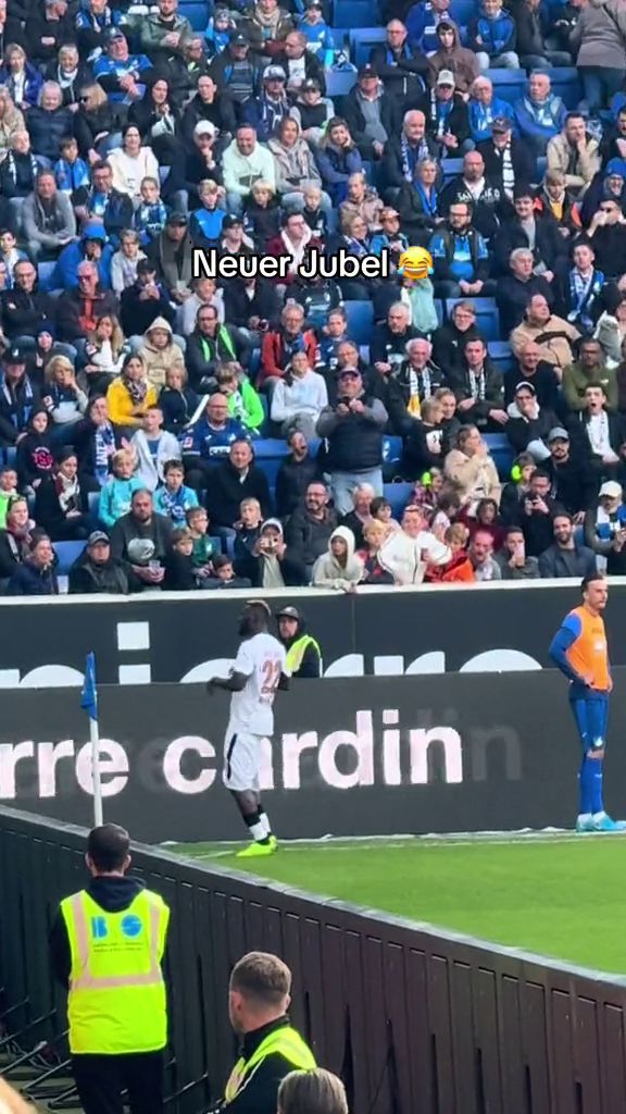 Inedit! Atacantul lui Bayer Leverkusen și-a dat pantalonii jos după ce a înscris o