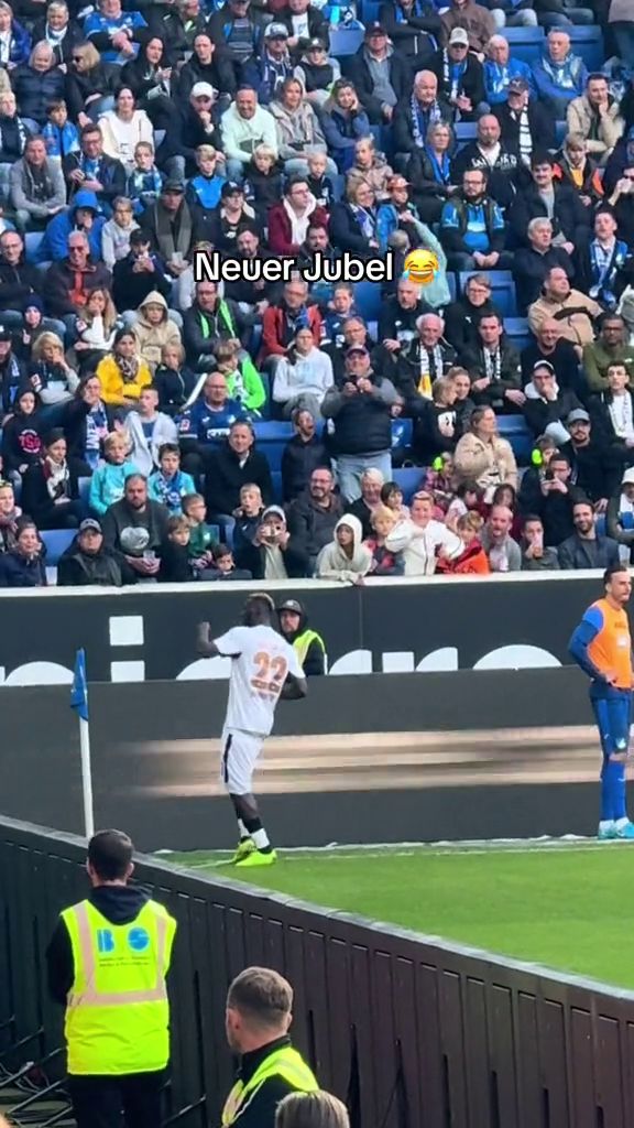 Inedit! Atacantul lui Bayer Leverkusen și-a dat pantalonii jos după ce a înscris o