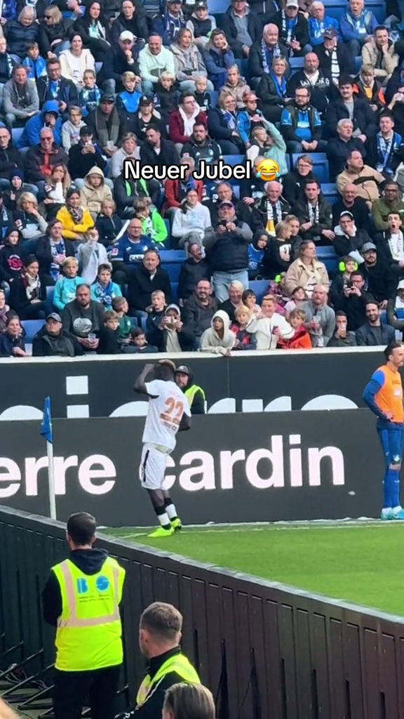 Inedit! Atacantul lui Bayer Leverkusen și-a dat pantalonii jos după ce a înscris o 
