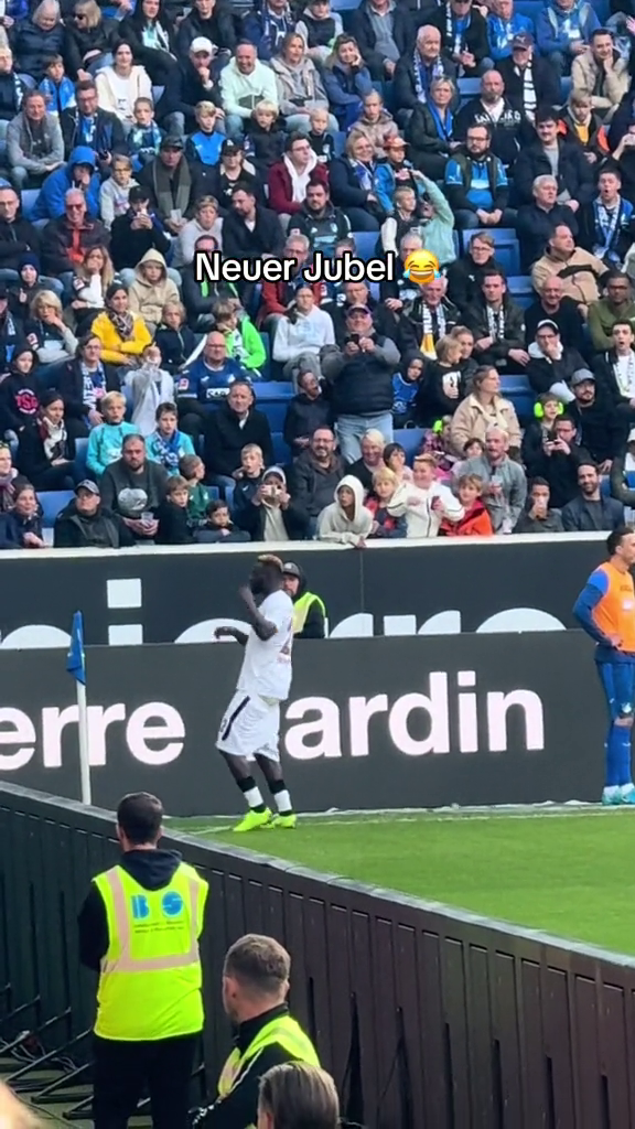 Inedit! Atacantul lui Bayer Leverkusen și-a dat pantalonii jos după ce a înscris o 