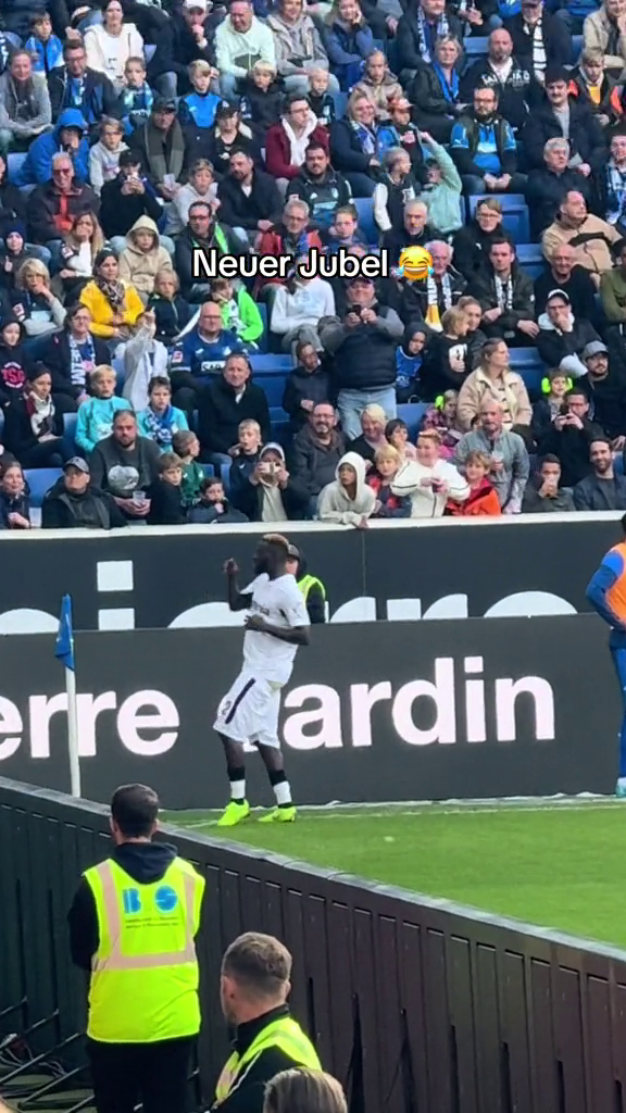 Inedit! Atacantul lui Bayer Leverkusen și-a dat pantalonii jos după ce a înscris o 