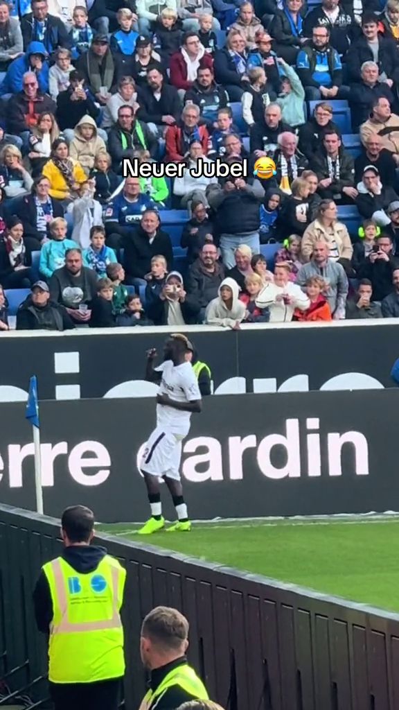 Inedit! Atacantul lui Bayer Leverkusen și-a dat pantalonii jos după ce a înscris o
