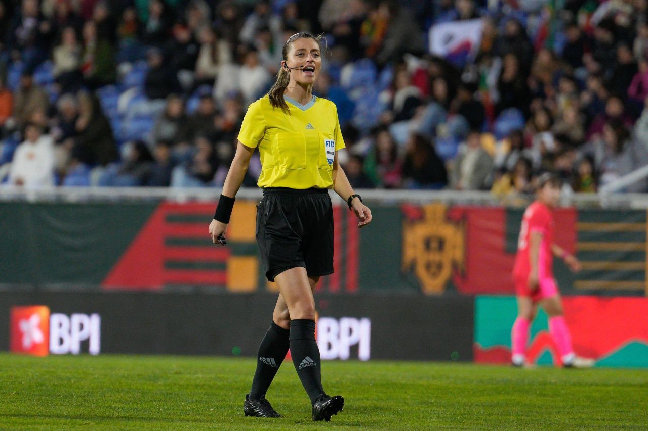 O brigadă de arbitre românce a fost delegată în Champions League_7
