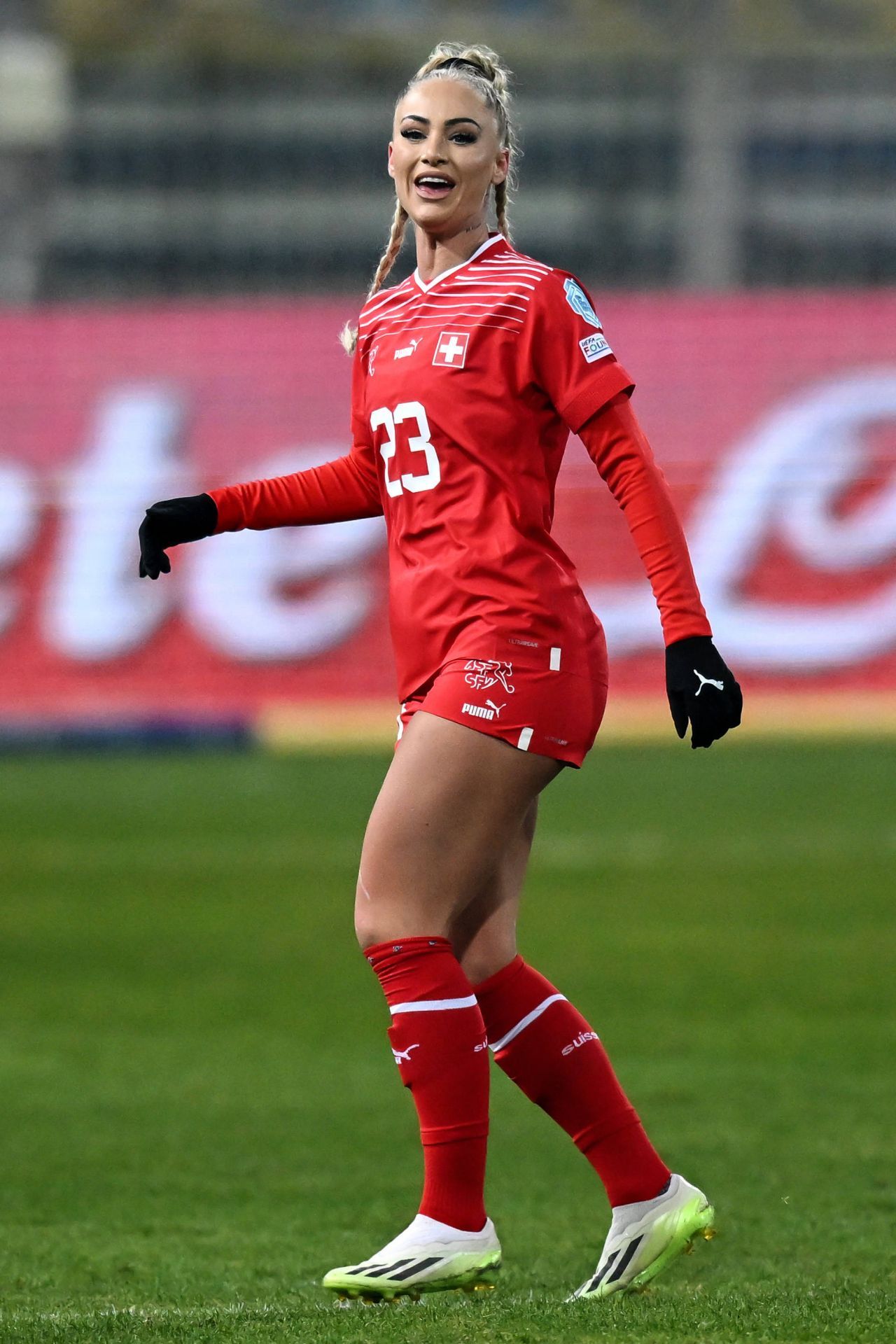 Cea mai sexy fotbalistă din lume nu mai suportă umilința prin care trece: