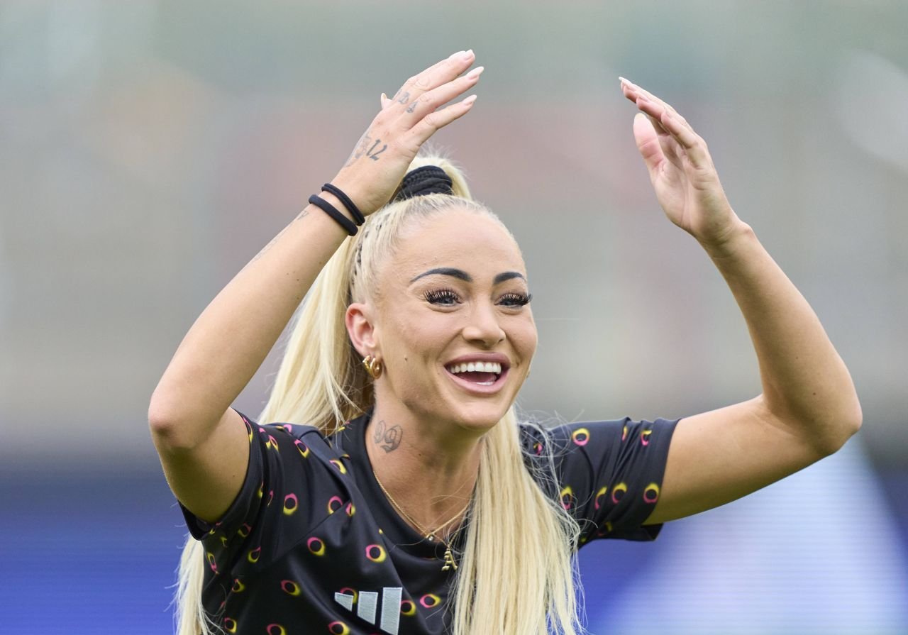 Cea mai sexy fotbalistă din lume nu mai suportă umilința prin care trece: 