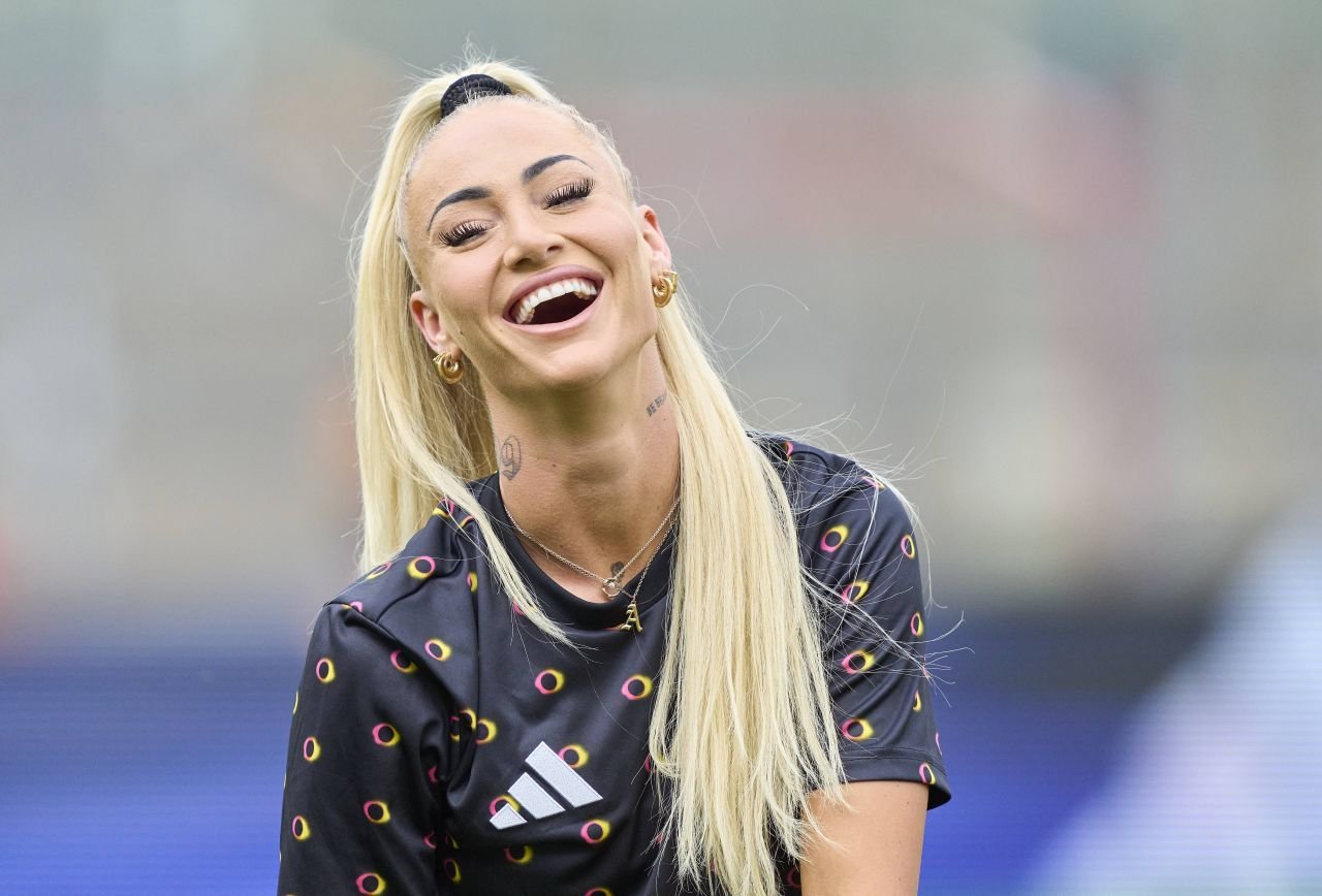 Cea mai sexy fotbalistă din lume nu mai suportă umilința prin care trece: 