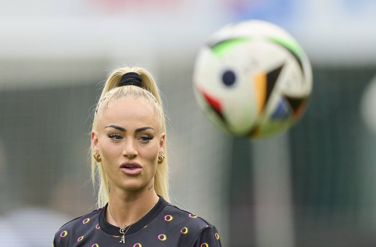Cea mai sexy fotbalistă din lume nu mai suportă umilința prin care trece: 