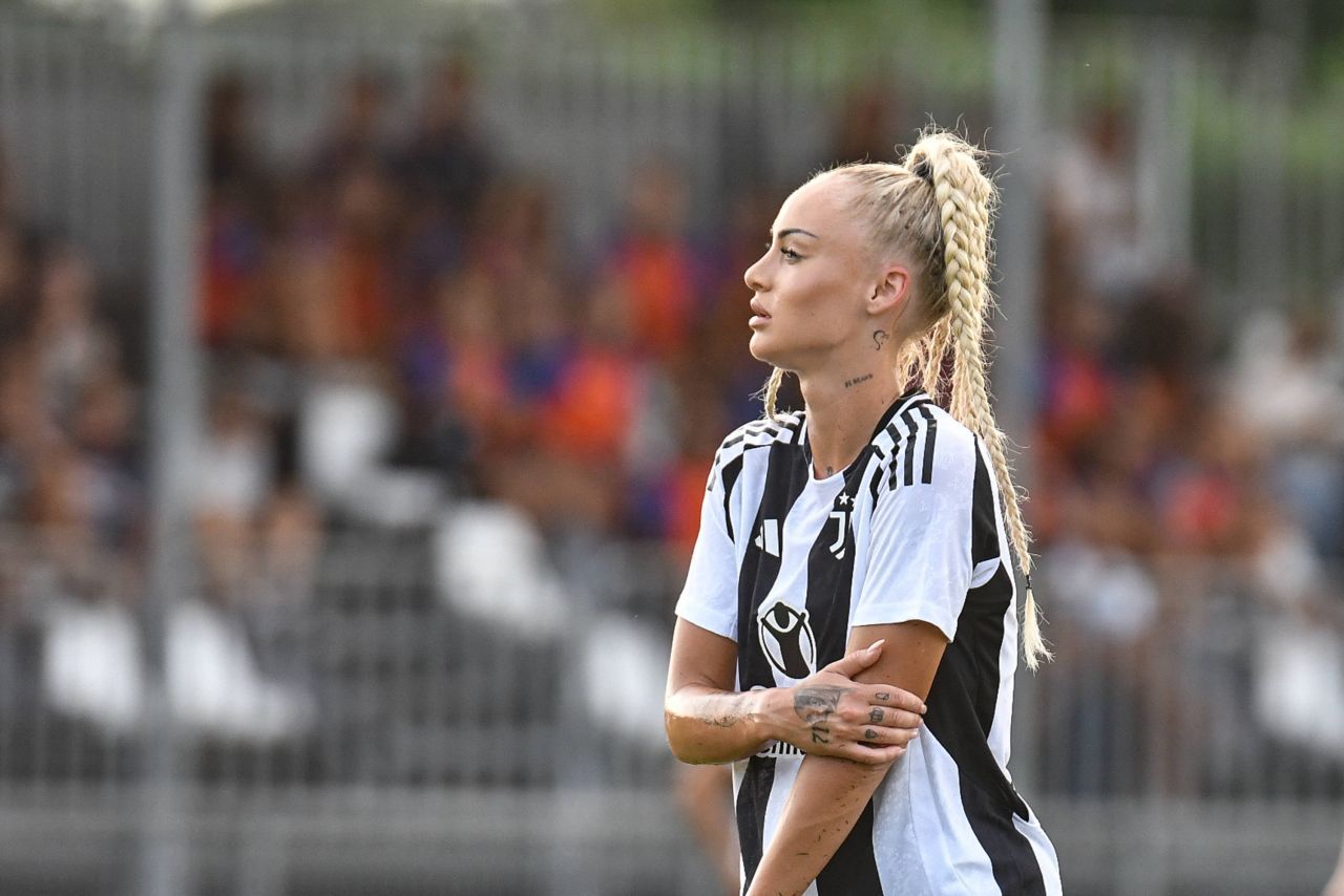 Cea mai sexy fotbalistă din lume nu mai suportă umilința prin care trece: