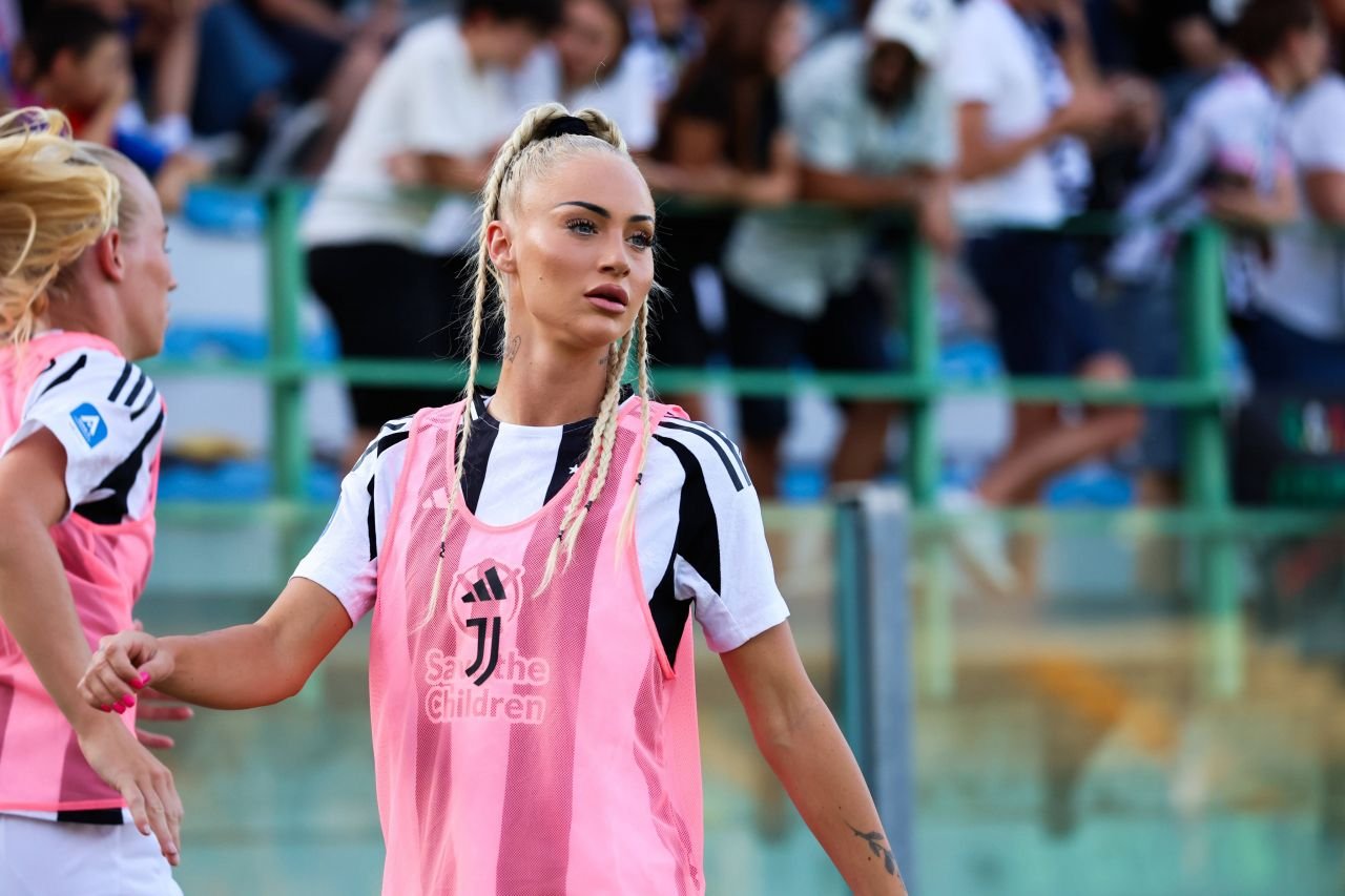 Cea mai sexy fotbalistă din lume nu mai suportă umilința prin care trece: 