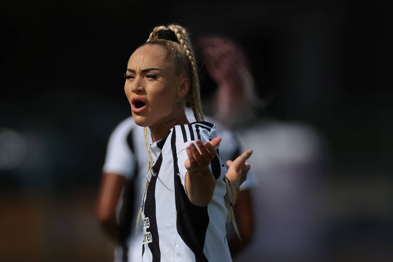 Cea mai sexy fotbalistă din lume nu mai suportă umilința prin care trece: 