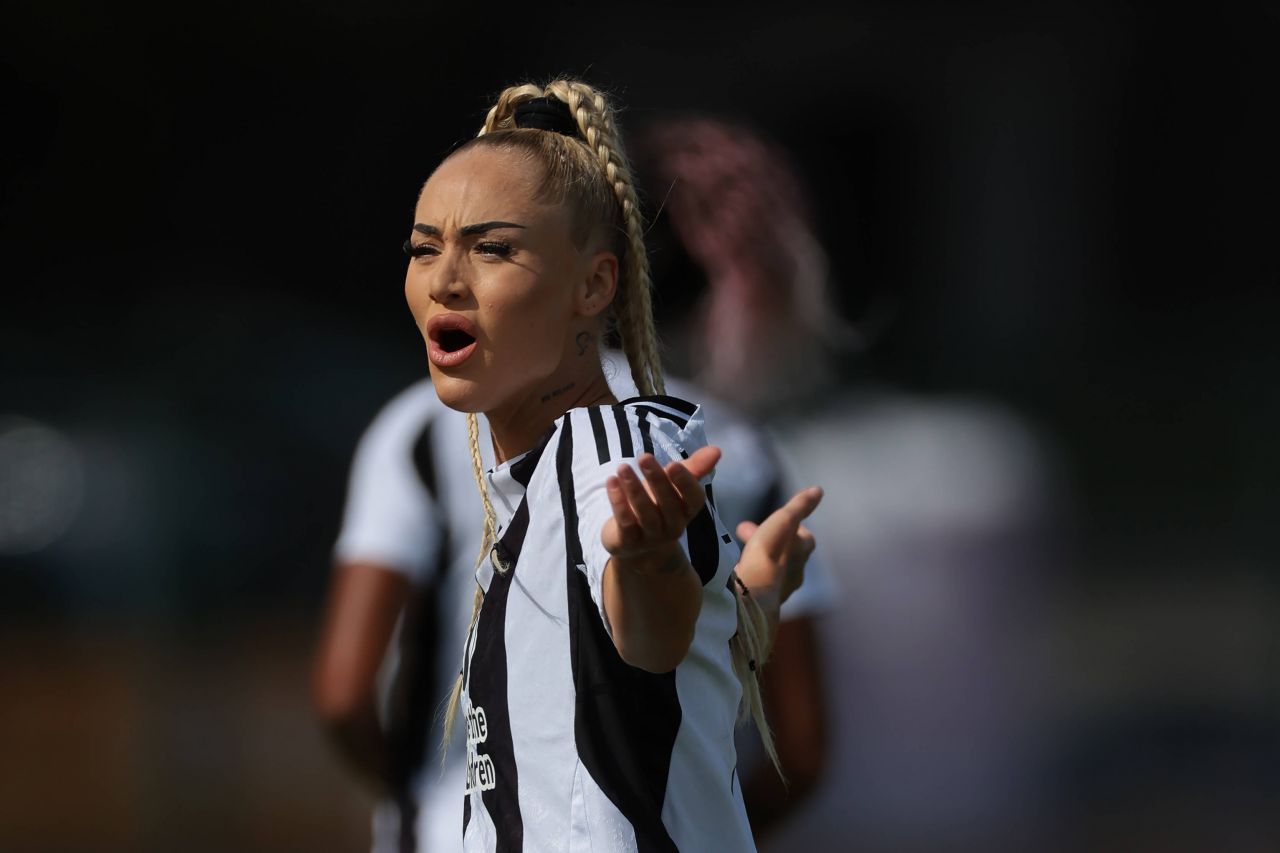 Cea mai sexy fotbalistă din lume nu mai suportă umilința prin care trece: