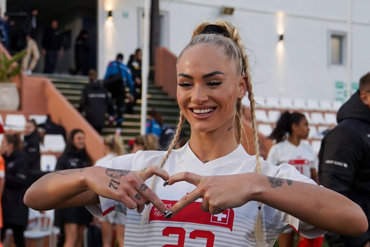 Cea mai sexy fotbalistă din lume nu mai suportă umilința prin care trece: