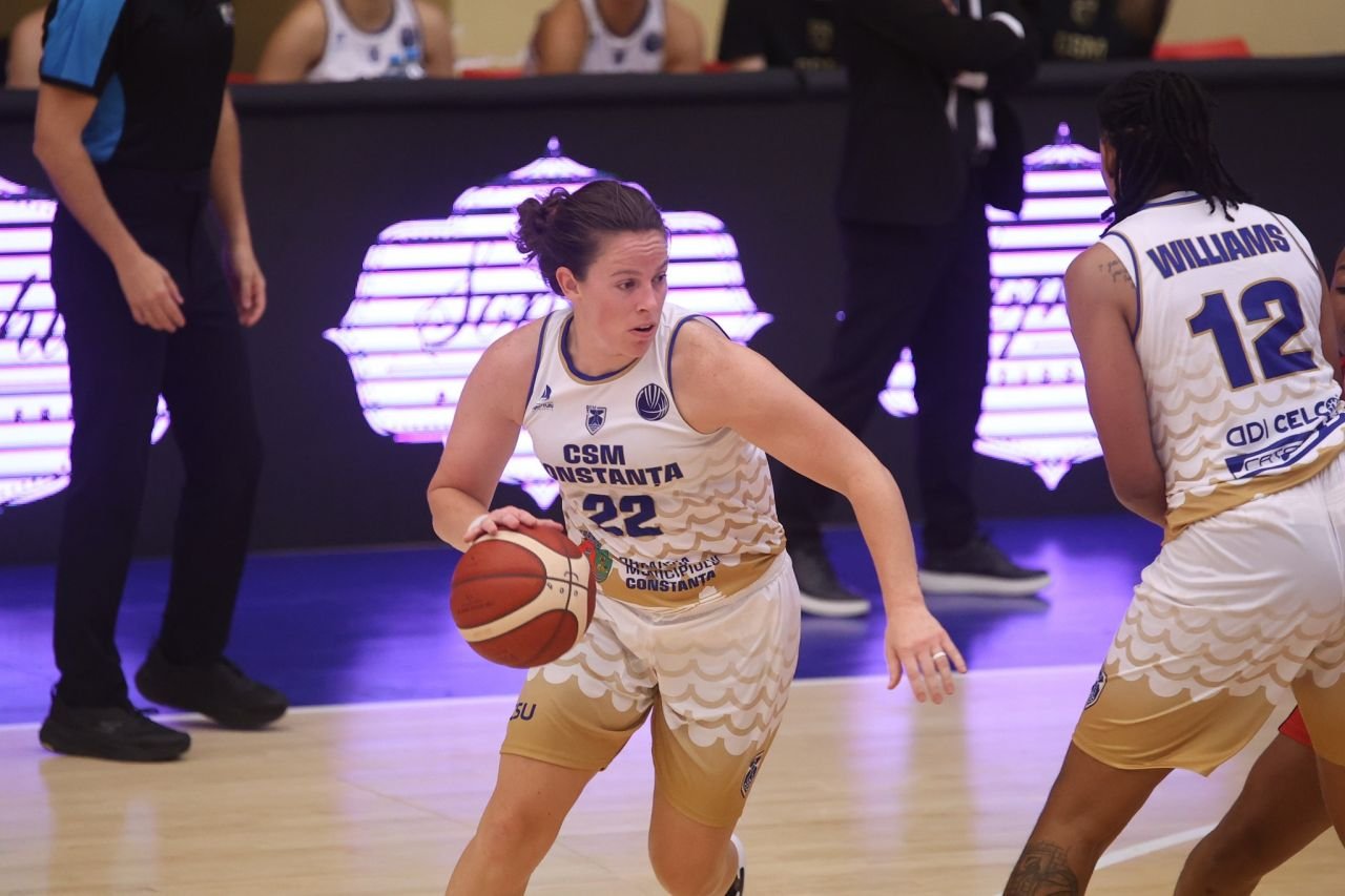 Ce au făcut CSM Constanța în EuroLeague și CSM CSU Oradea în Champions League. Fetele din Constanța au jucat cu același echipament bizar!_6