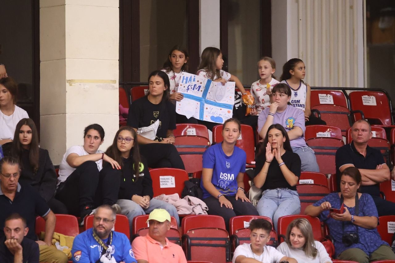 Ce au făcut CSM Constanța în EuroLeague și CSM CSU Oradea în Champions League. Fetele din Constanța au jucat cu același echipament bizar!_8