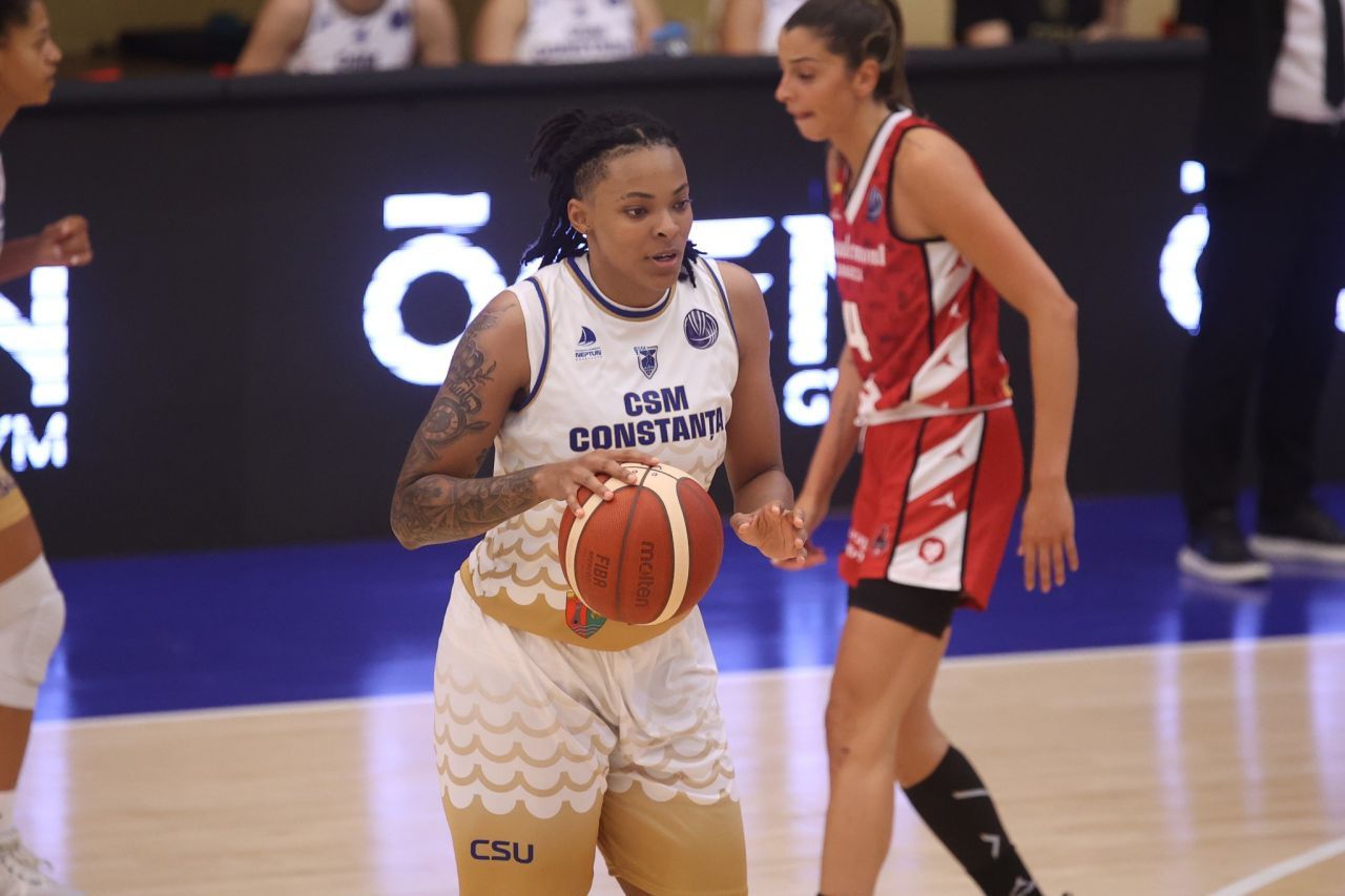 Ce au făcut CSM Constanța în EuroLeague și CSM CSU Oradea în Champions League. Fetele din Constanța au jucat cu același echipament bizar!_1