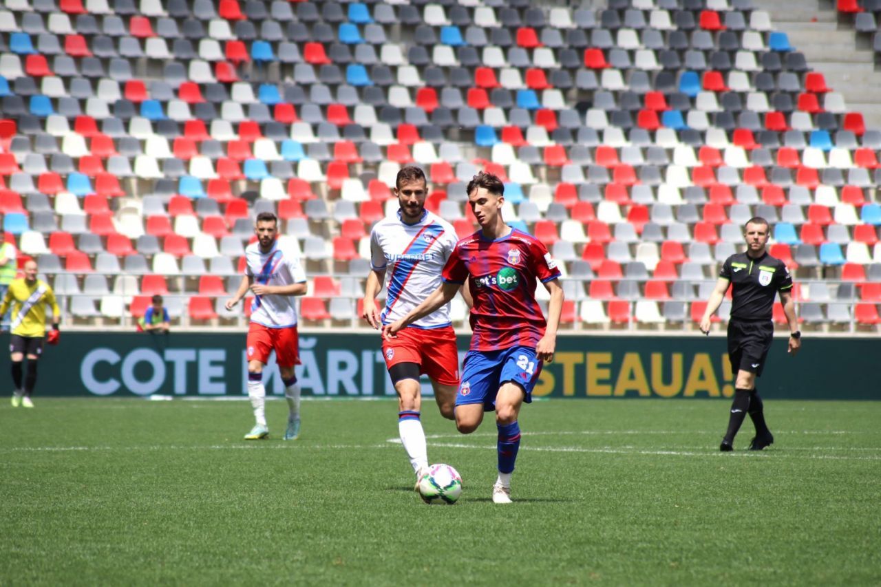 Romeo și Julieta din fotbalul românesc. El e jucător la Steaua, ea evoluează pentru Rapid_11