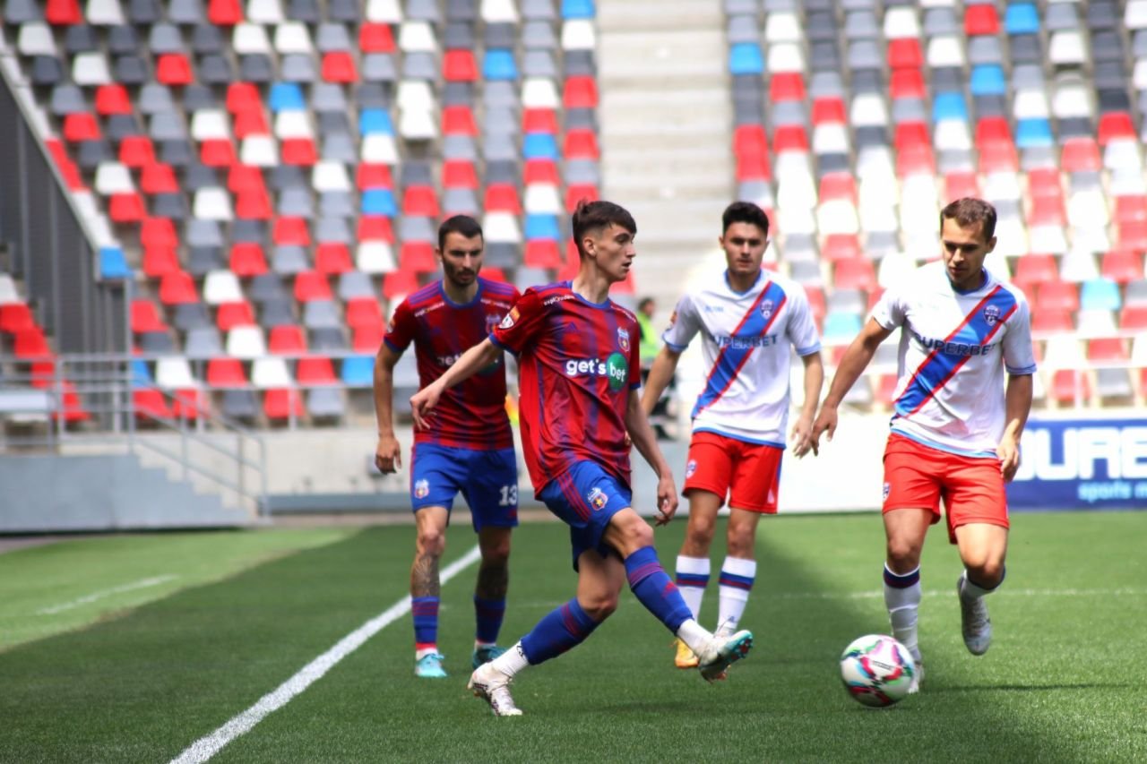 Romeo și Julieta din fotbalul românesc. El e jucător la Steaua, ea evoluează pentru Rapid_12