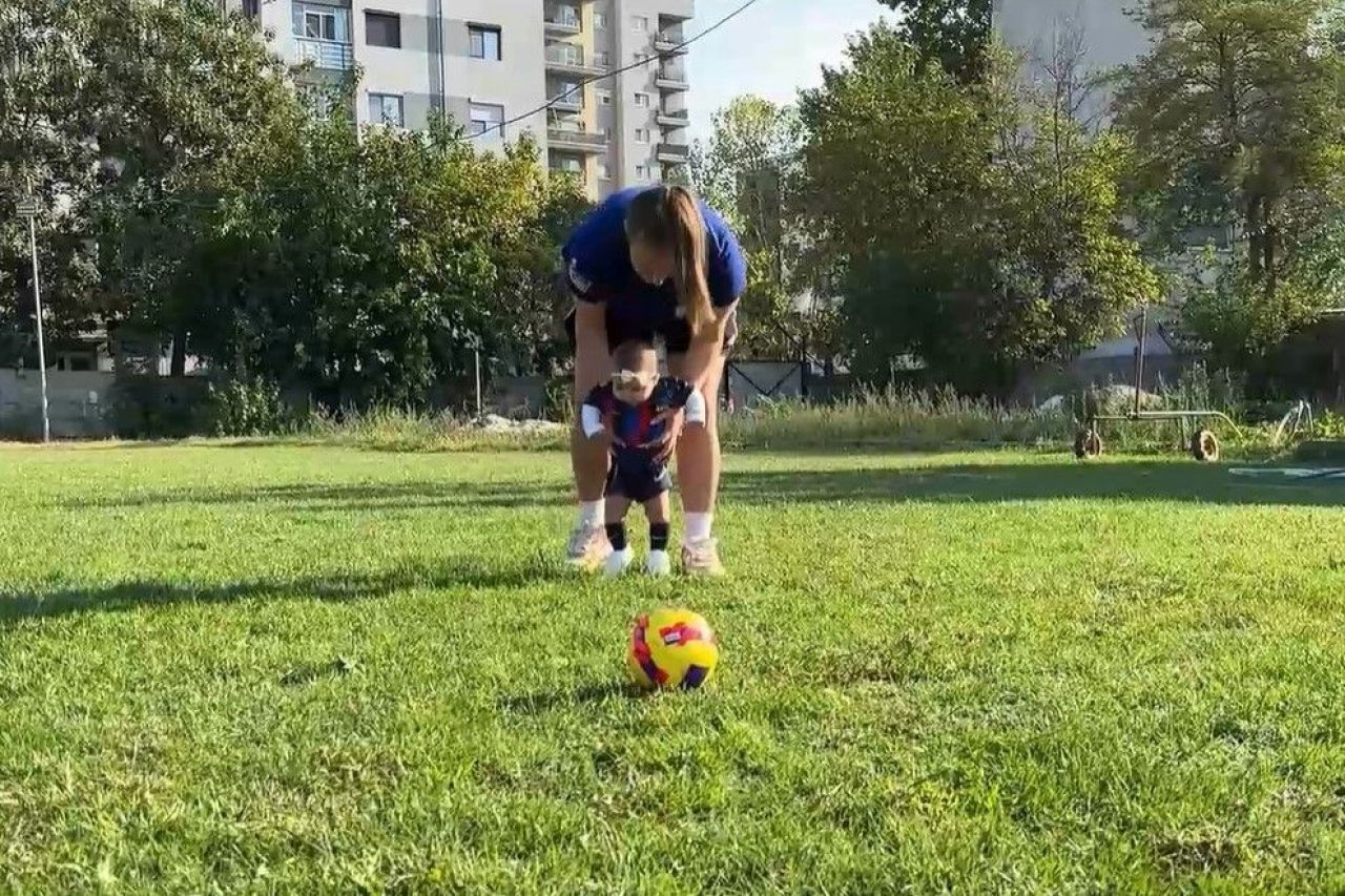 Ea este cea mai mică fotbalistă din România! Baby Iris are doar patru luni și e fiica unor sportivi_5