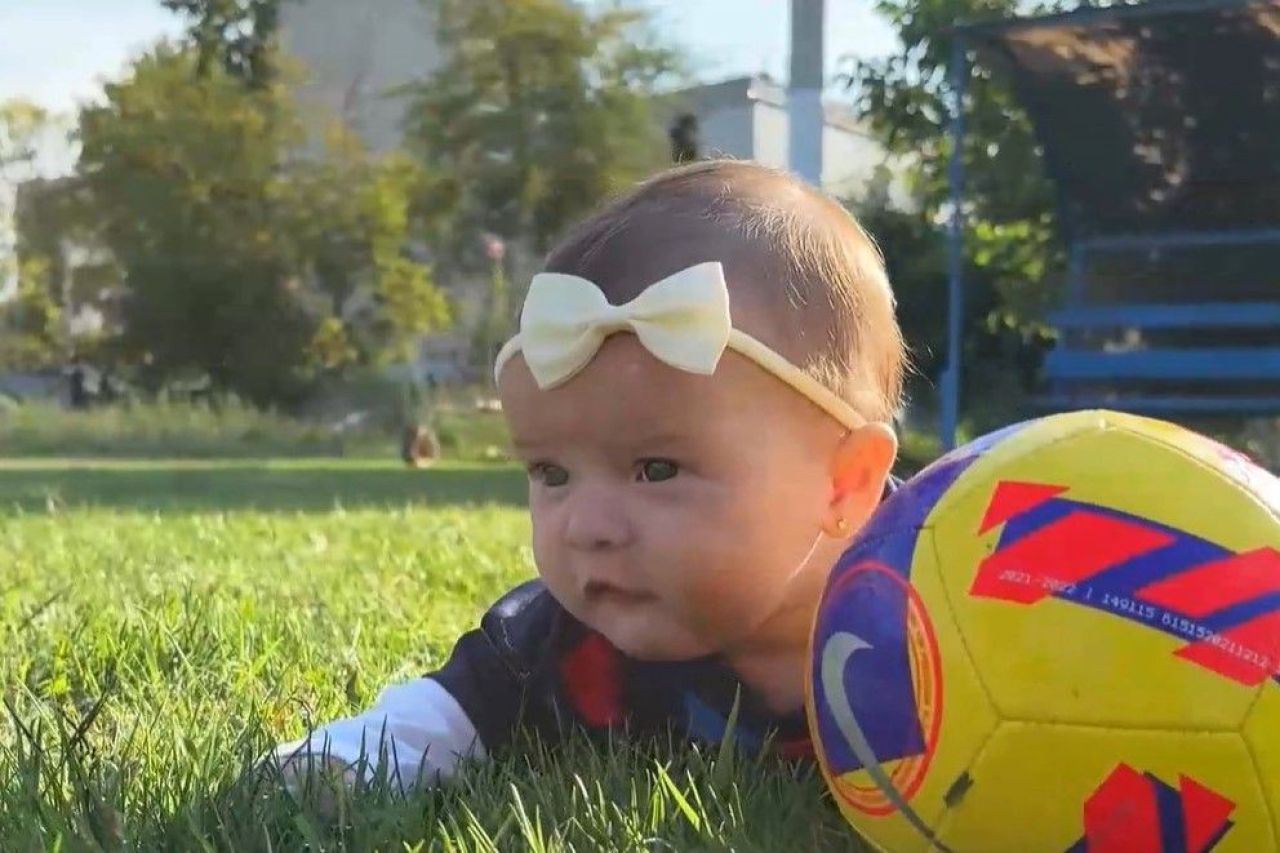 Ea este cea mai mică fotbalistă din România! Baby Iris are doar patru luni și e fiica unor sportivi_1