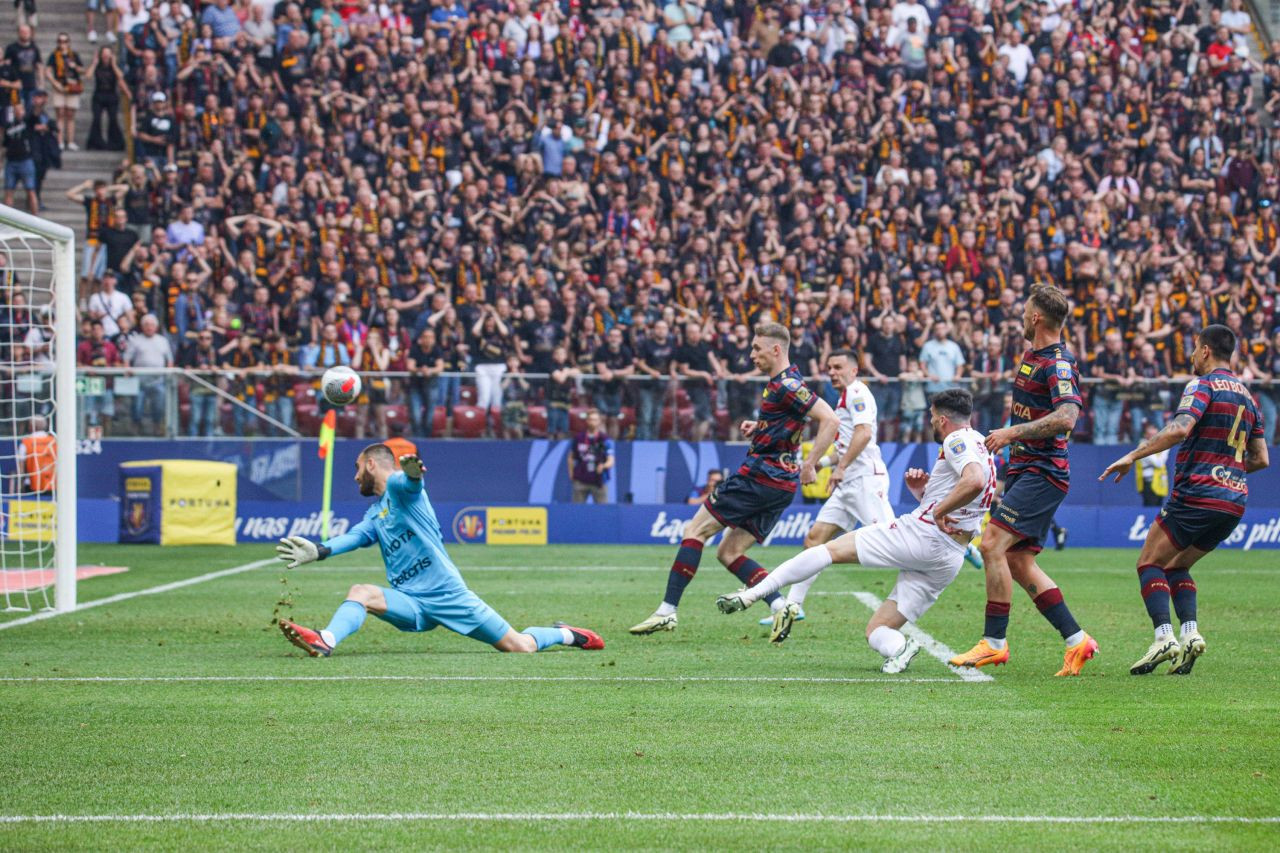 Pe el &icirc;l vrea Lucescu &icirc;n poarta naționalei! Cel mai &icirc;n formă portar rom&acirc;n are un nou sezon excelent