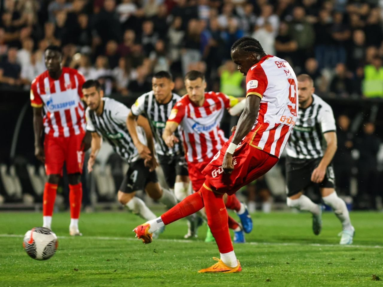 A fost DEZASTRU în Partizan Belgrad - Steaua Roșie Belgrad, ”Večiti Derbi” din Serbia! Perla lui Gică Hagi, maestru de ceremonii_10