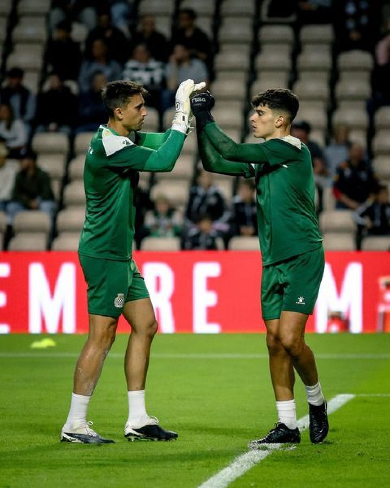 Cu cine se descurcă în poartă echipa de top care și-a pierdut ambii goalkeeperi, accidentați grav la același antrenament!_2