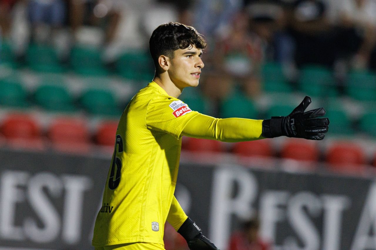 Cu cine se descurcă în poartă echipa de top care și-a pierdut ambii goalkeeperi, accidentați grav la același antrenament!_5