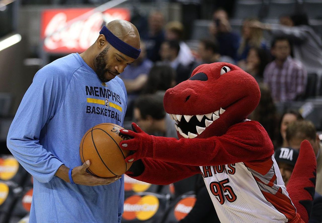 Vince Carter, primul baschetbalist din istoria francizei căruia Toronto Raptors îi retrage tricoul de joc_11