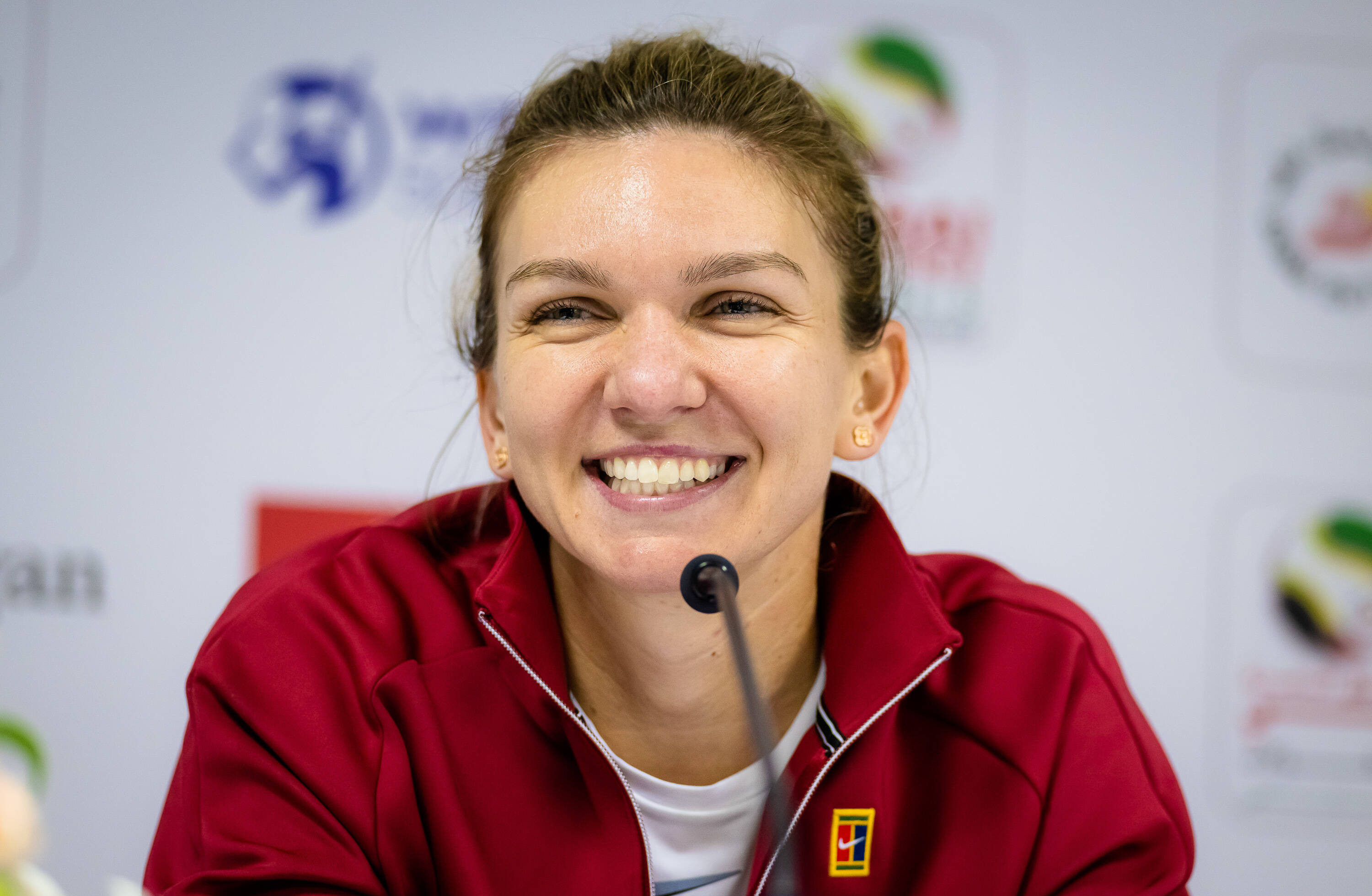 Simona Halep se duelează cu Iga Swiatek &icirc;n prima zi la World Tennis League, exclusiv pe VOYO