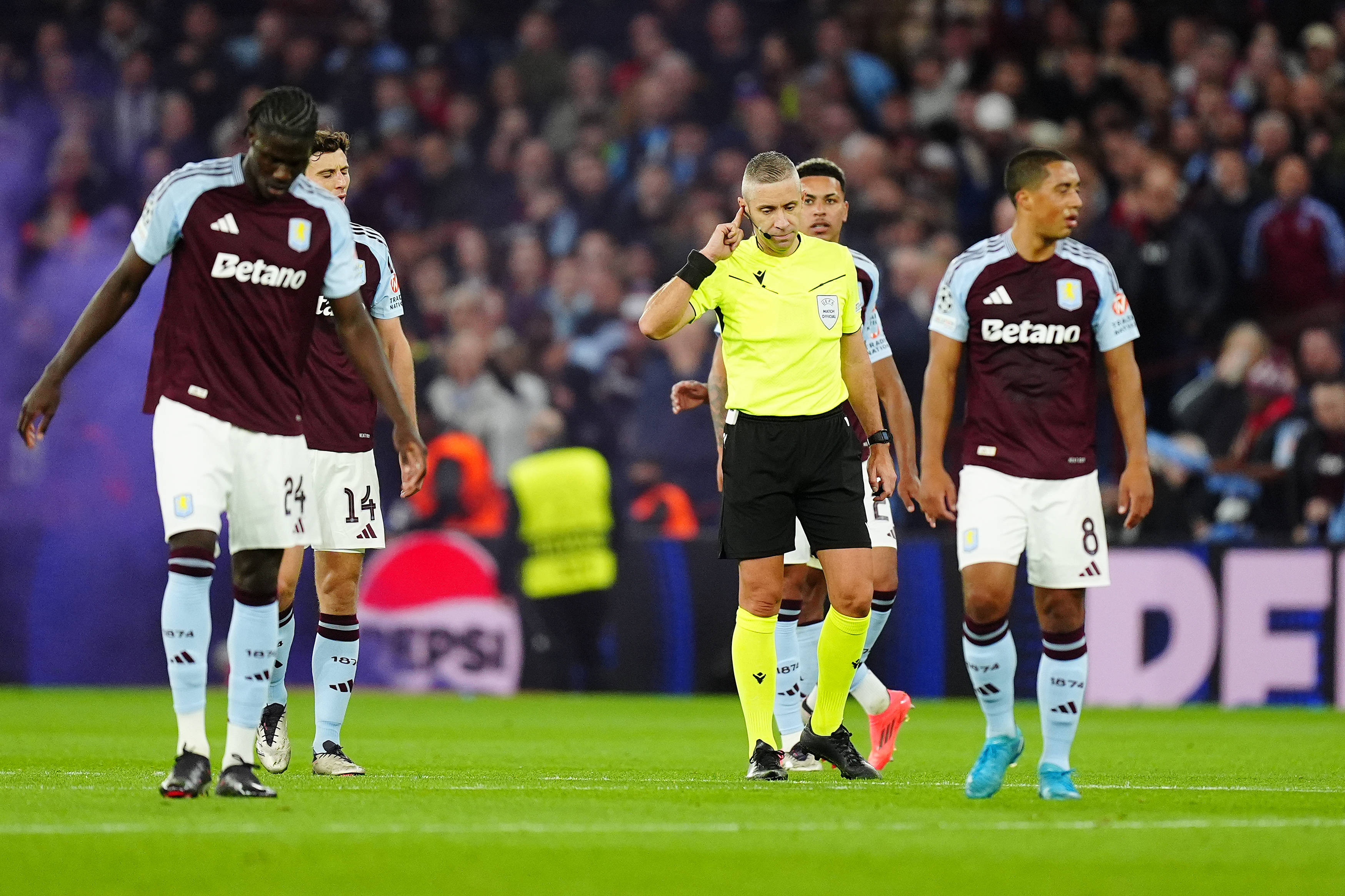 Controverse pentru arbitrul rom&acirc;n delegat la Aston Villa &ndash; Bayern Munchen! A iertat un bavarez de la eliminare