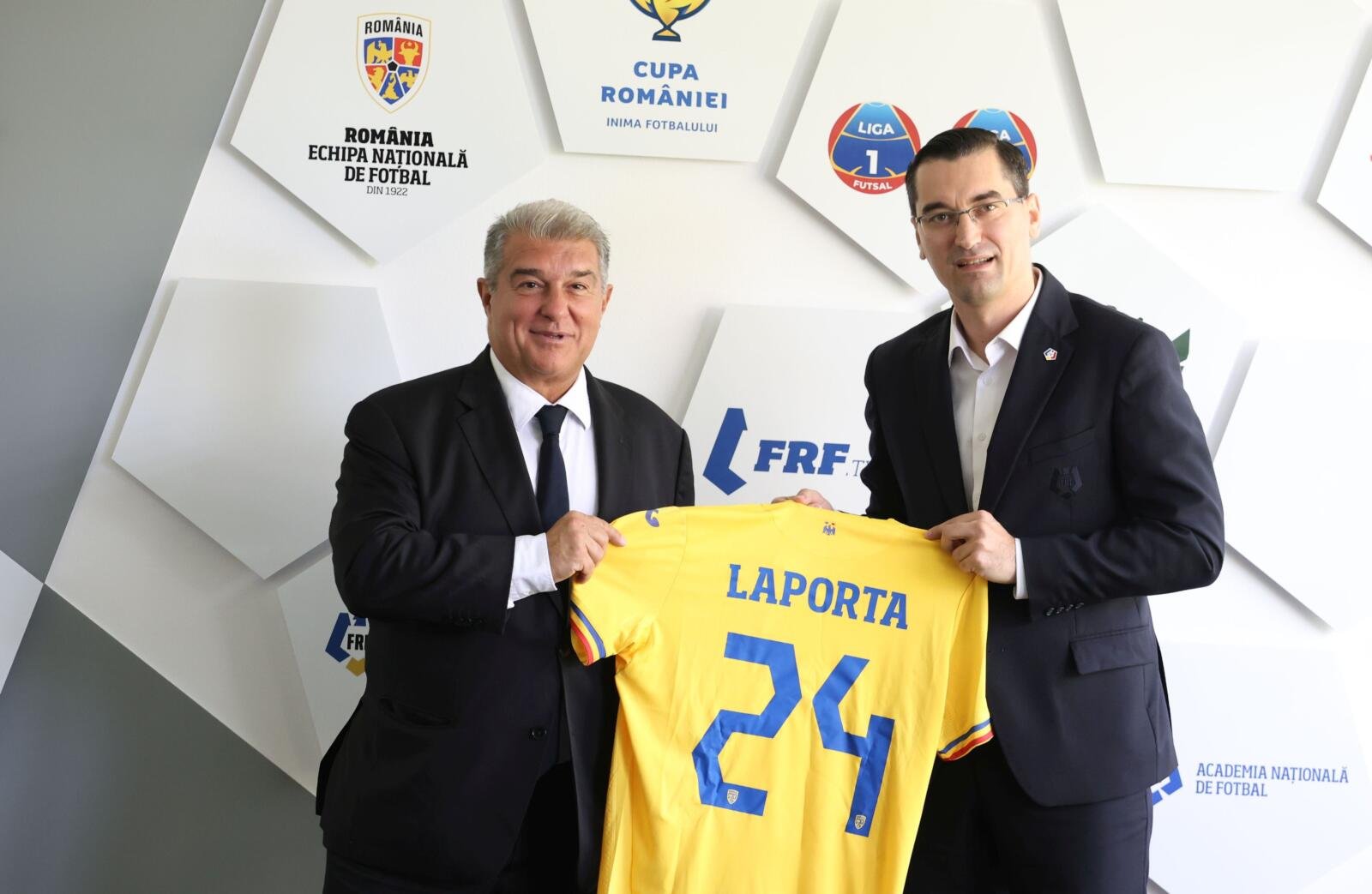 Venit la București, Juan Laporta s-a &icirc;nt&acirc;lnit cu Răzvan Burleanu! Ce au discutat