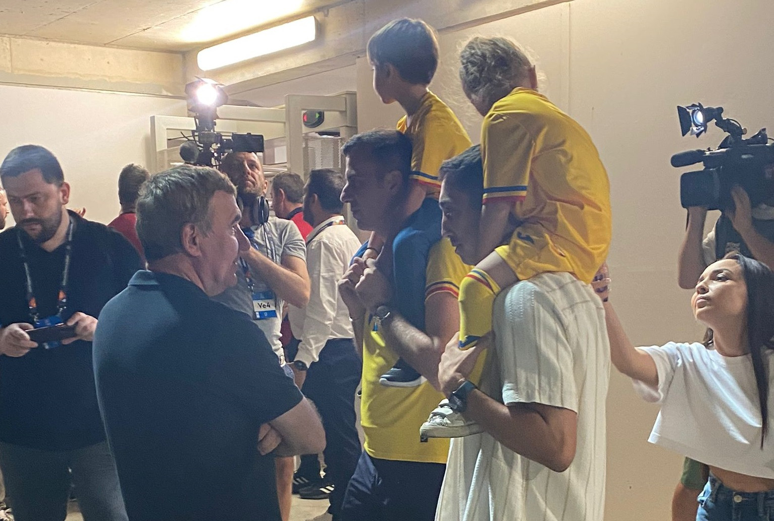 &rdquo;Nu a primit tratament preferențial!&rdquo; Reacția ciprioților după ce Gică Hagi a fost nevoit să stea la coadă &icirc;nainte de Cipru - Rom&acirc;nia