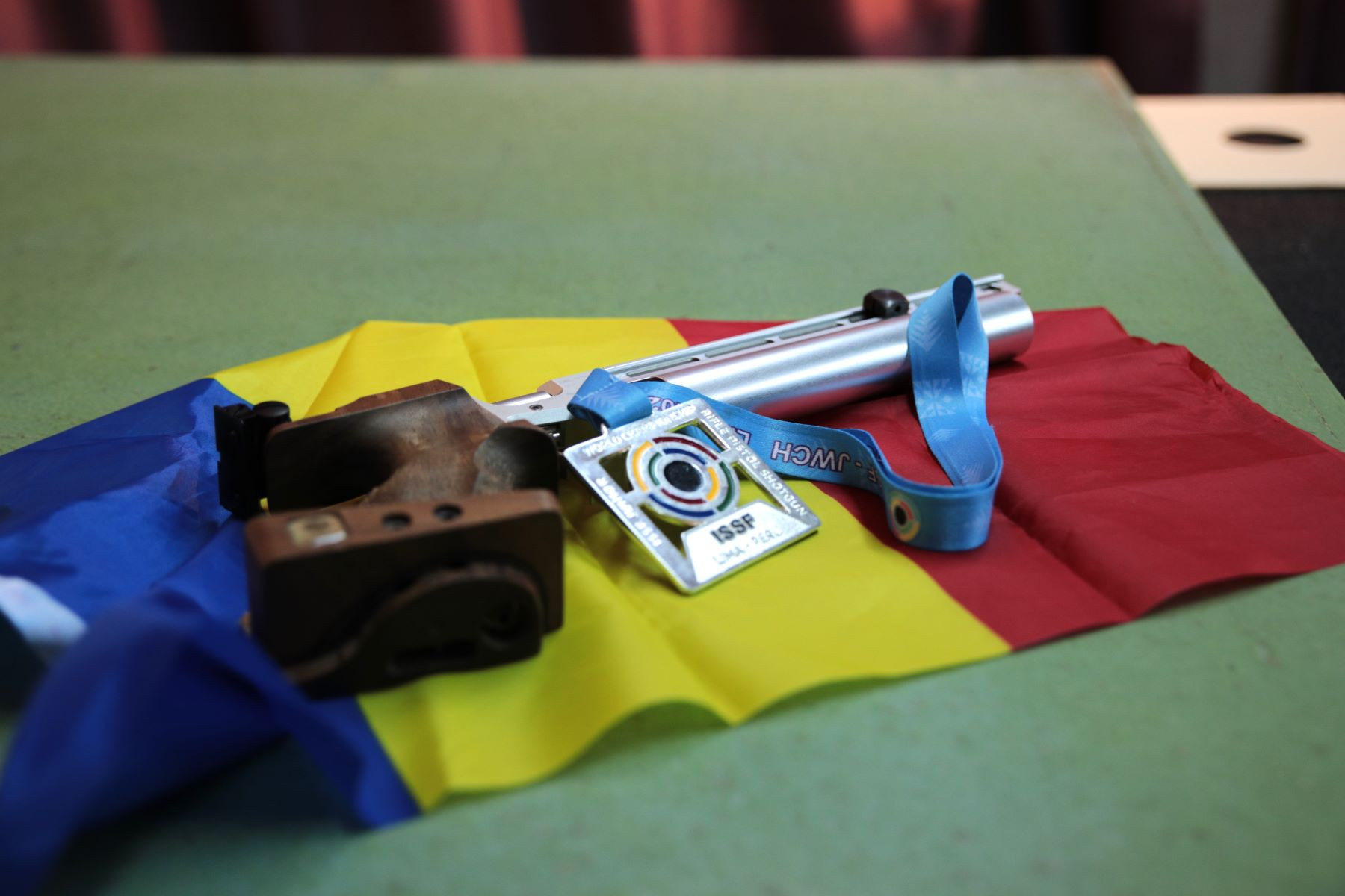 Au luat trei medalii și au stabilit recordul mondial, dar ar putea să lipsească la următoarele competiții: Tirul este un sport scump!