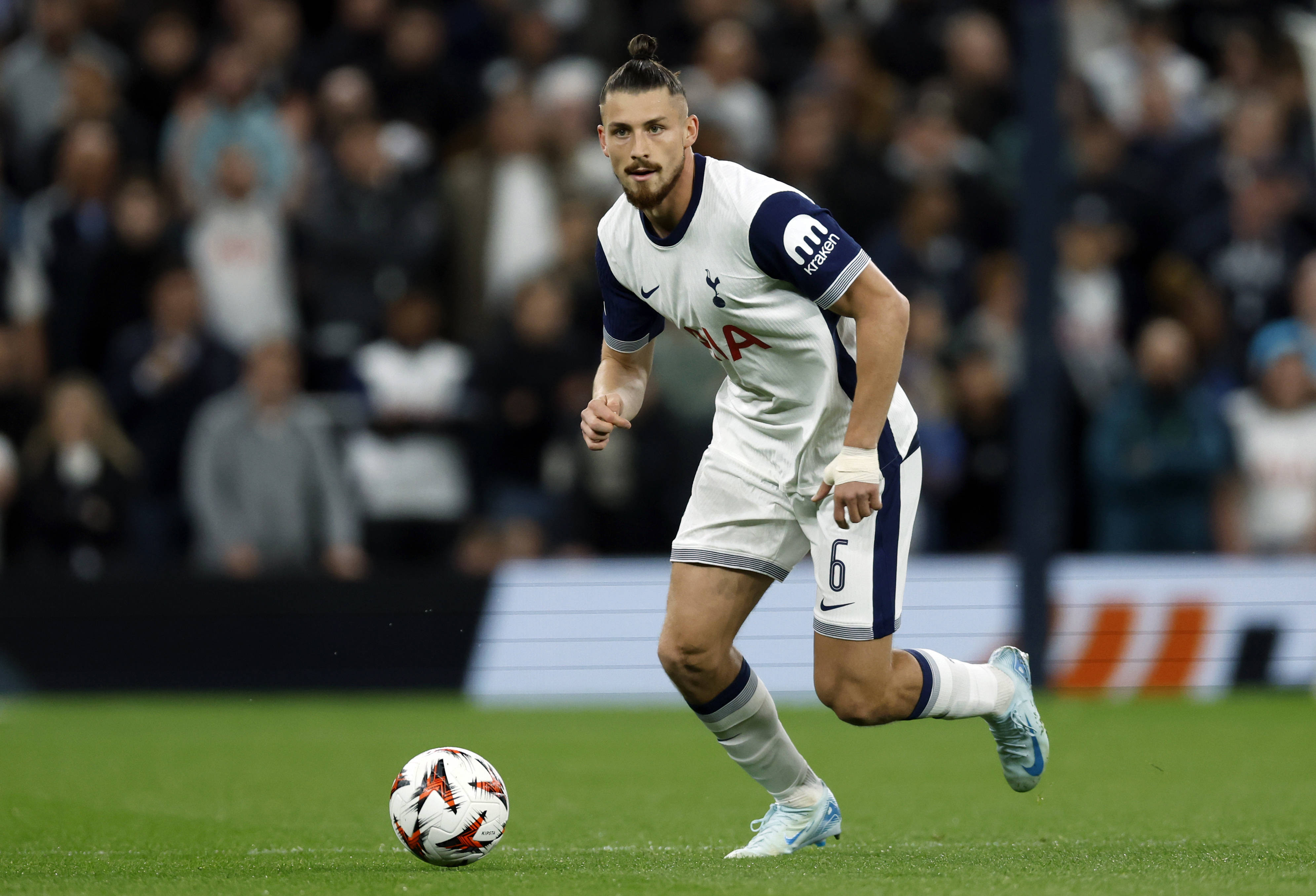 Val de critici pentru Ange Postecoglou, după ce Radu Drăgușin a fost, din nou, rezervă neutilzată