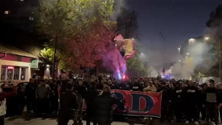 Fanii lui FCSB au plecat spre stadion! Atmosferă nebună pe străzile din București