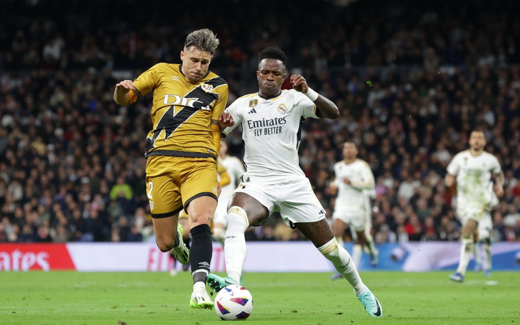 Postare virală &icirc;n Spania: Vinicius c&acirc;știgă Balonul de Aur, dar eu tot aștept să treacă o dată de Rațiu